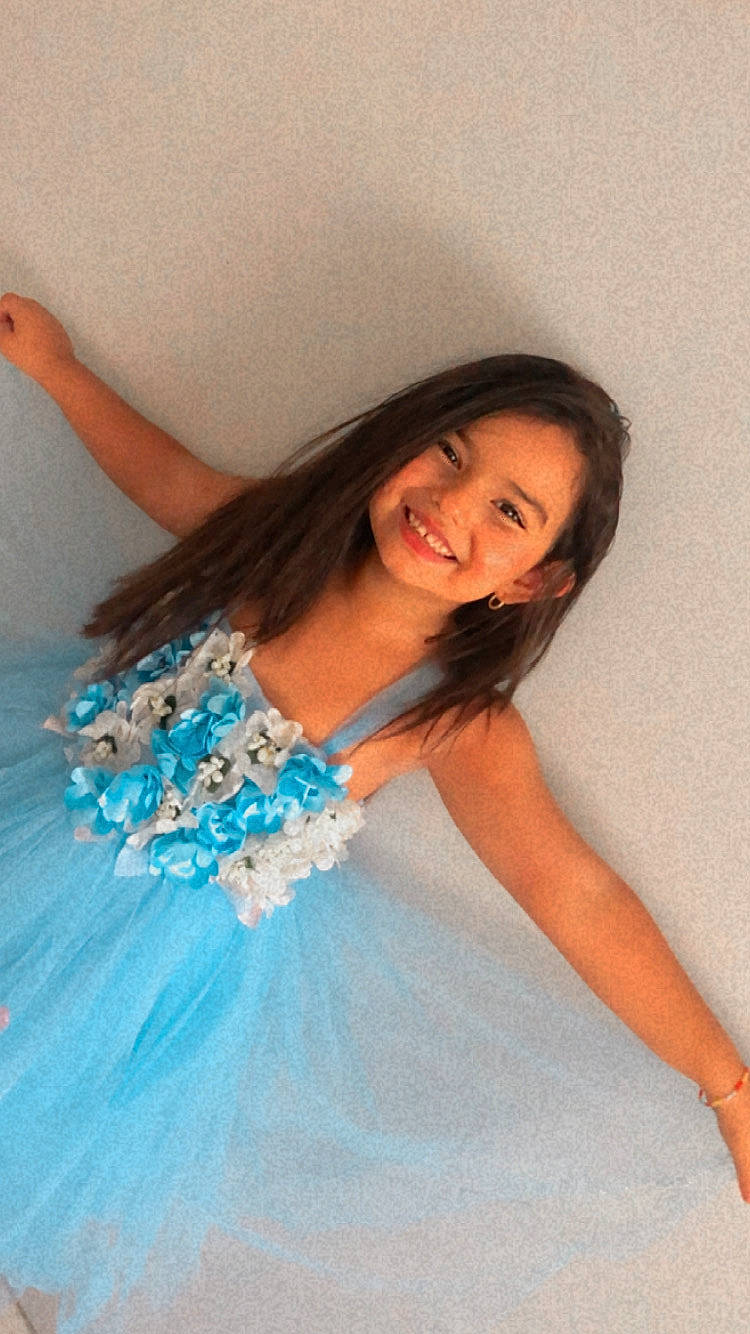 Mya a rejoint le concours — aidez-le/la à gagner de superbes lots ! arm, black_hair, dress, eye, face, facial_expression, finger, flash_photography, hair, hairstyle, happy, human_body, iris, joint, joy, person, pink, shoulder, skin, smile