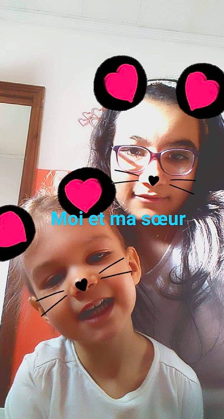 Naila a rejoint le concours — aidez-le/la à gagner de superbes lots ! black_hair, cheek, ear, eyebrow, eyelash, eyewear, face, glasses, head, headwear, nose, person, pink, selfie, vision_care