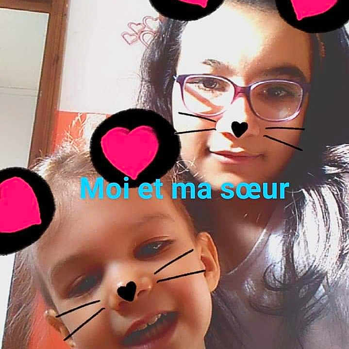 Naila a rejoint le concours — aidez-le/la à gagner de superbes lots ! black_hair, cheek, ear, eyebrow, eyelash, eyewear, face, glasses, head, headwear, nose, person, pink, selfie, vision_care