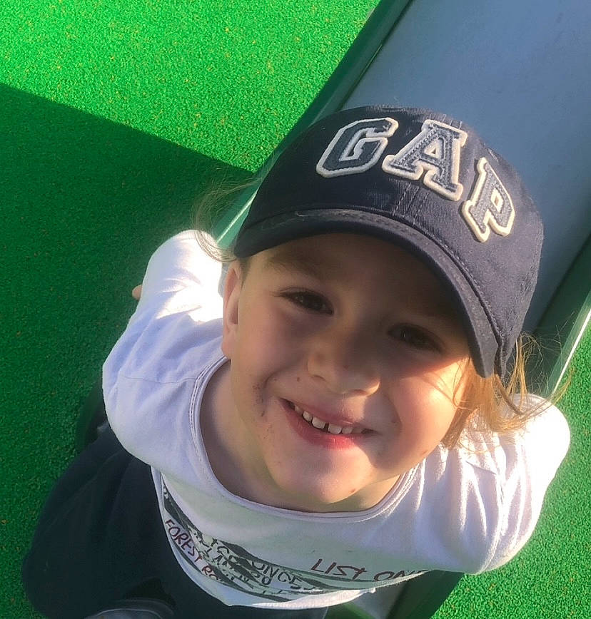 Hugo a rejoint le concours — aidez-le/la à gagner de superbes lots ! baseball_cap, cap, child, cool, cricket_cap, elbow, fashion_accessory, fun, gesture, grass, happy, hat, headgear, headwear, jaw, joy, person, personal_protective_equipment, selfie, sleeve