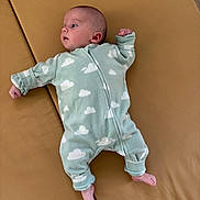 Marceau participe au concours pour gagner de l'argent avec cette photo : baby, infant, onesie, cloud_pattern, sleepwear, lying_down, soft_surface, curious, small_feet, cute, cozy, child, portrait, indoors, pale_skin, short_hair, relaxed, comfortable, casual, infant_clothing