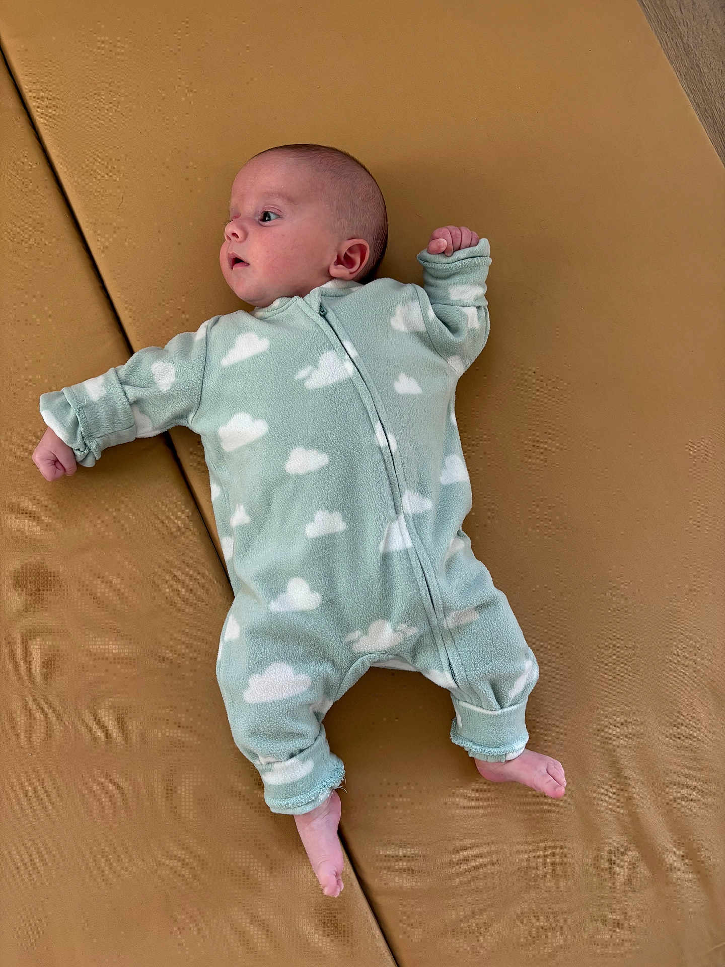 Marceau participe au concours pour gagner de l'argent avec cette photo : baby, infant, onesie, cloud_pattern, sleepwear, lying_down, soft_surface, curious, small_feet, cute, cozy, child, portrait, indoors, pale_skin, short_hair, relaxed, comfortable, casual, infant_clothing