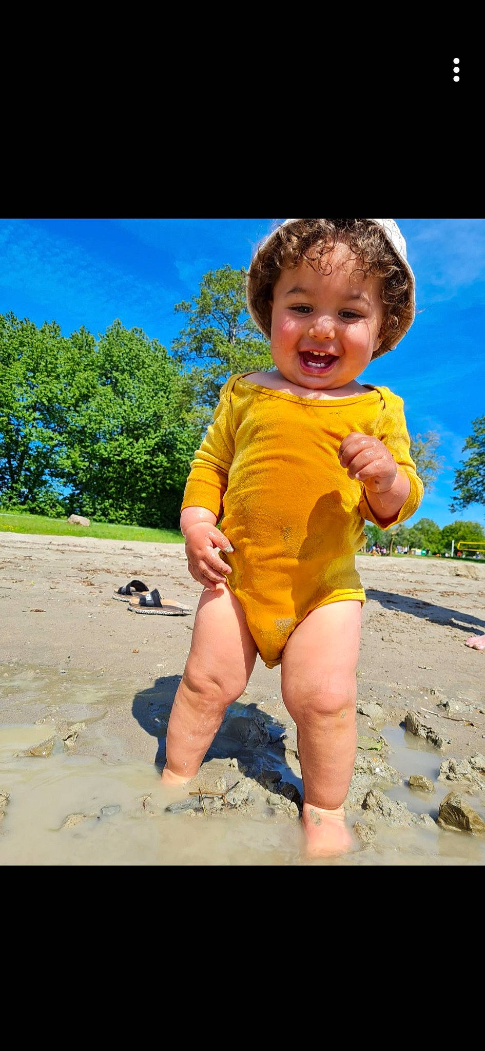 Enes participe au concours pour gagner de l'argent avec cette photo : barefoot, beach, child, cloud, electric_blue, fun, grass, happy, human_leg, joy, leg, leisure, people_in_nature, person, recreation, sky, smile, t_shirt, thumb, toddler
