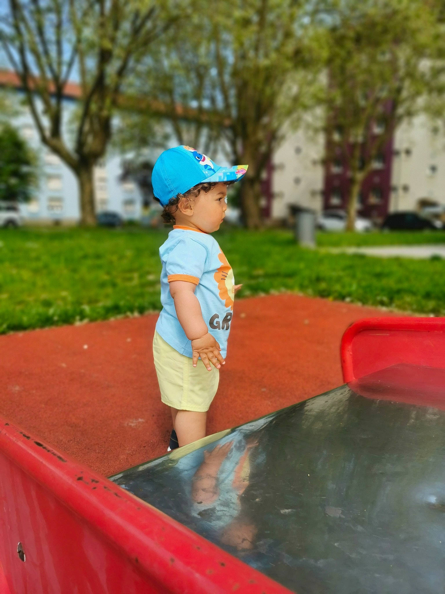 Enes participe au concours pour gagner de l'argent avec cette photo : asphalt, automotive_exterior, baseball_cap, bumper, cap, city, electric_blue, fun, games, grass, hat, leisure, person, plant, recreation, shorts, t_shirt, toddler, travel, tree