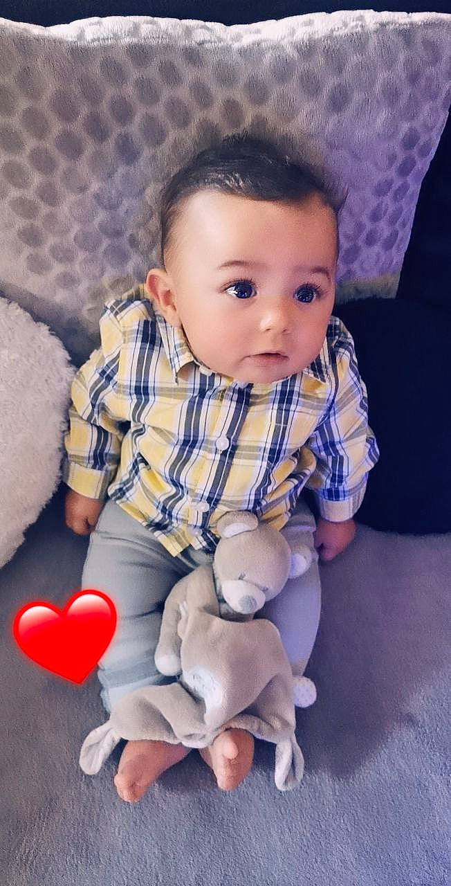 Enes a rejoint le concours — aidez-le/la à gagner de superbes lots ! baby, baby_toddler_clothing, cheek, face, facial_expression, fun, hairstyle, happy, head, human_body, knee, mouth, nose, people, person, pink, skin, sleeve, standing, toddler