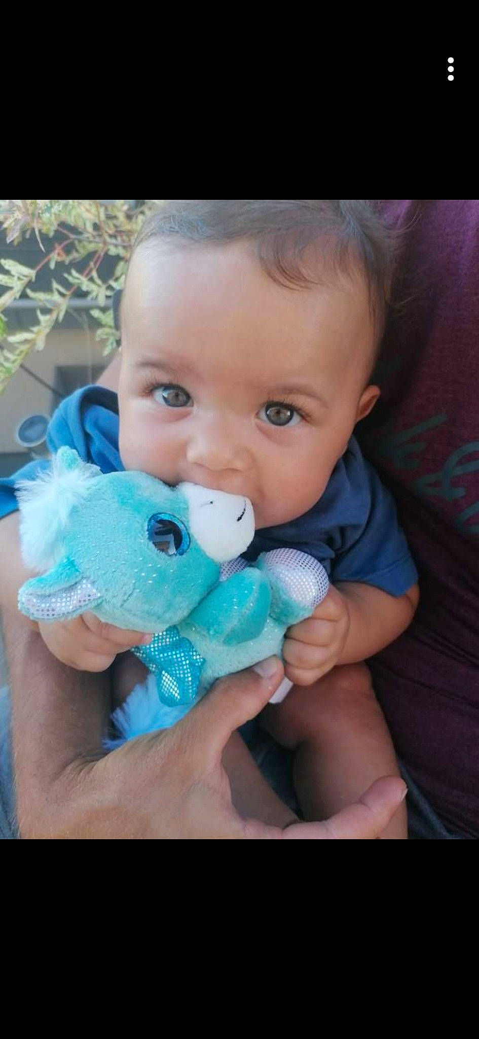 Enes a rejoint le concours — aidez-le/la à gagner de superbes lots ! azure, baby, baby_toddler_clothing, cheek, electric_blue, facial_expression, finger, happy, iris, mammal, mouth, nail, nose, person, purple, skin, textile, thumb, toddler, toy