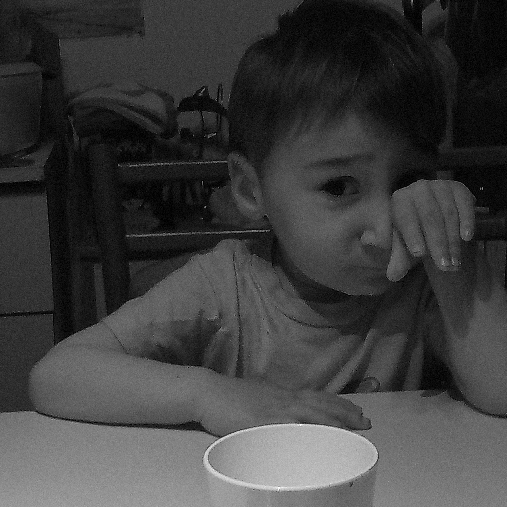 Gabriel a rejoint le concours — aidez-le/la à gagner de superbes lots ! black, black_and_white, chair, child, cup, curious, drinkware, eyelash, fun, monochrome, monochrome_photography, person, photograph, serveware, sitting, snapshot, style, table, tableware, toddler