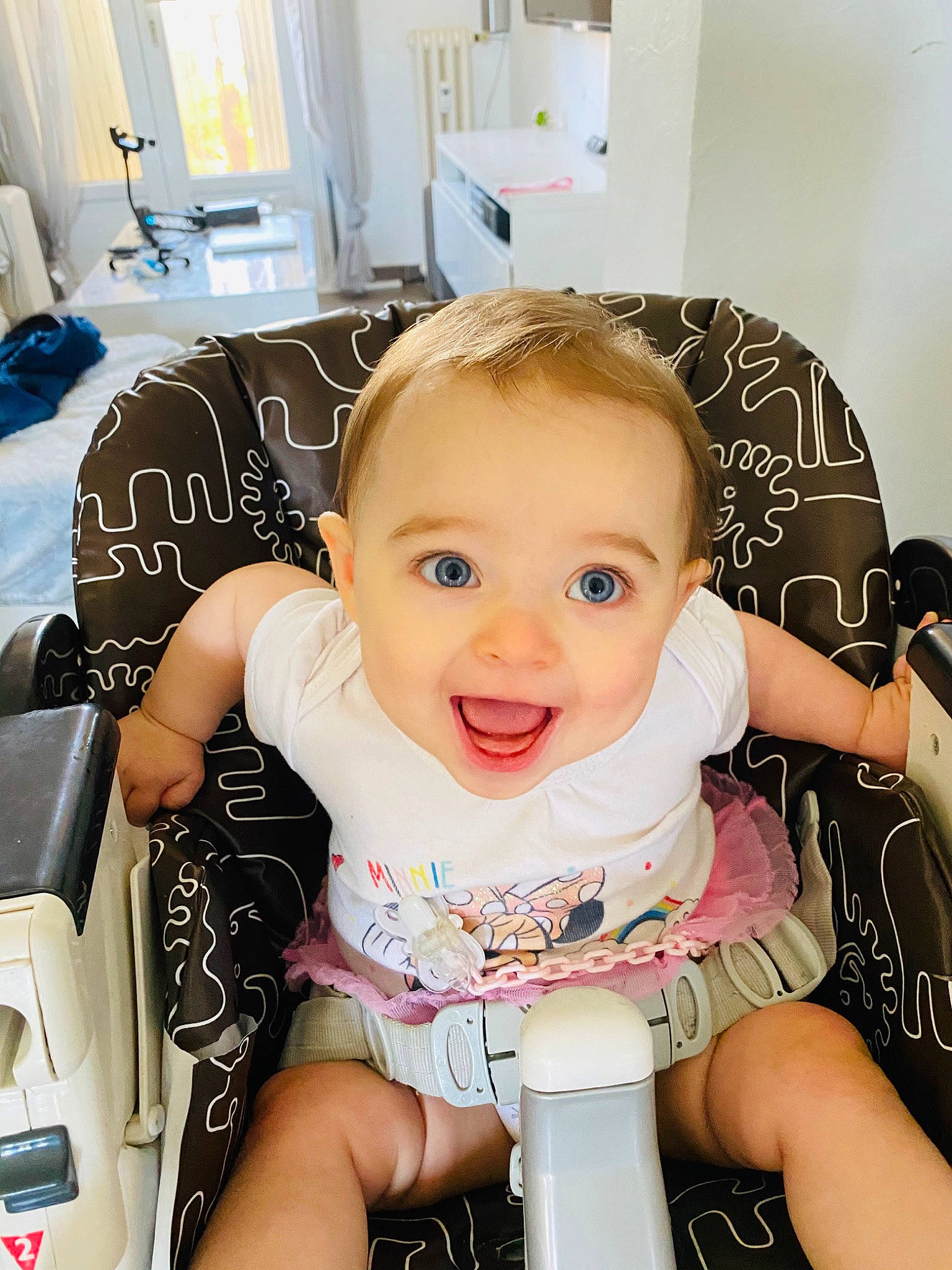 Léa a rejoint le concours — aidez-le/la à gagner de superbes lots ! arm, baby, baby_products, baby_toddler_clothing, chair, cheek, child, ear, finger, forehead, furniture, hand, head, lip, person, product, sitting, skin, smile, toddler