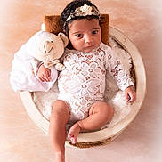 Alba participe au concours pour gagner de l'argent avec cette photo : baby, infant, teddy_bear, basket, white_lace, headband, flower, soft_texture, pastel_background, portrait, cute, cozy, child, newborn, clothing, hand, foot, smile, cuddly_toy, relaxing