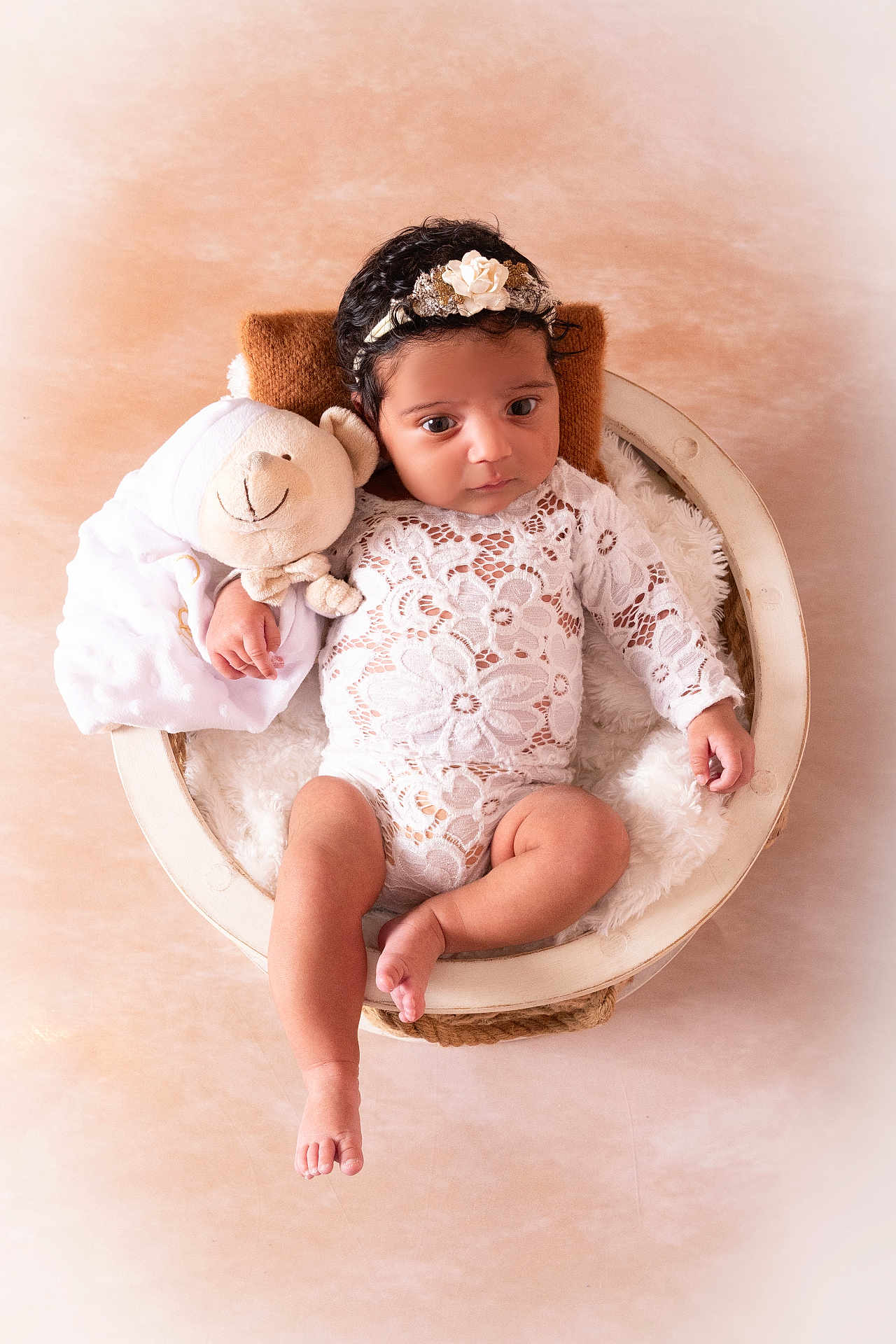 Alba participe au concours pour gagner de l'argent avec cette photo : baby, infant, teddy_bear, basket, white_lace, headband, flower, soft_texture, pastel_background, portrait, cute, cozy, child, newborn, clothing, hand, foot, smile, cuddly_toy, relaxing