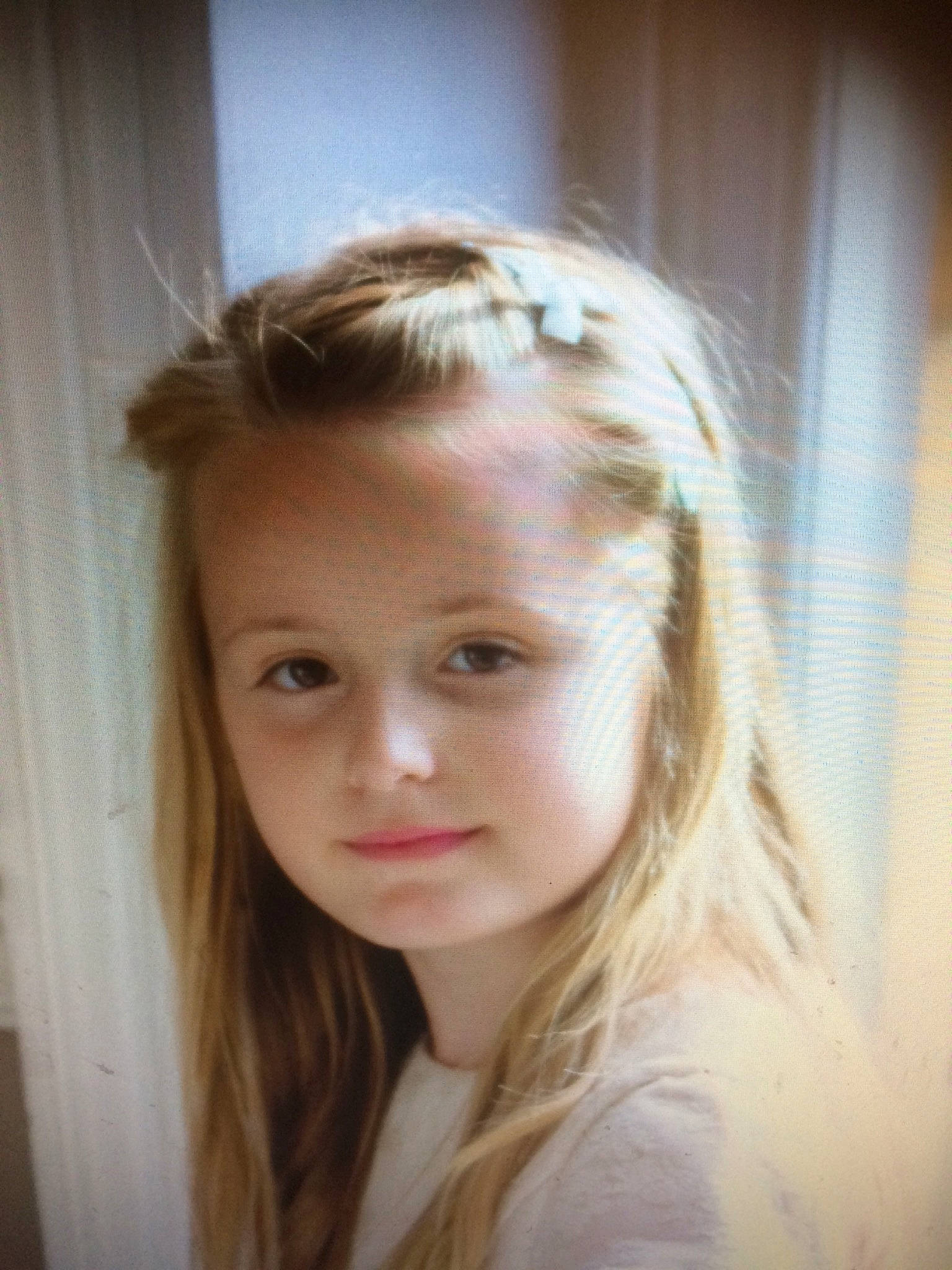 Emma participe au concours pour gagner de l'argent avec cette photo : blond, bridal_accessory, brown_hair, cheek, curtain, ear, eyelash, face, flash_photography, hairstyle, happy, iris, jaw, layered_hair, lip, long_hair, neck, nose, person, shoulder