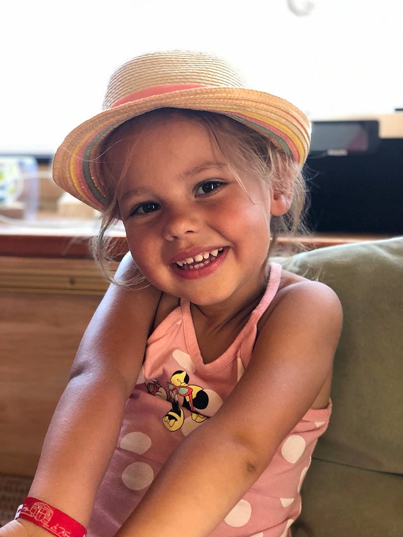 Anna participe au concours pour gagner de l'argent avec cette photo : blond, cap, child, fashion_accessory, flash_photography, fun, happy, hat, human_body, joy, leisure, lip, neck, person, recreation, skin, smile, sun_hat, thigh, toddler