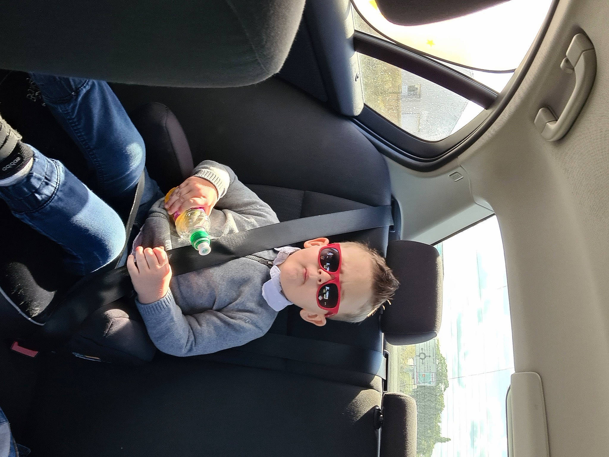 Louka participe au concours pour gagner de l'argent avec cette photo : auto_part, automotive_design, automotive_exterior, car, car_seat, car_seat_cover, comfort, family_car, head_restraint, luxury_vehicle, mode_of_transport, motor_vehicle, person, personal_luxury_car, seat_belt, service, steering_part, vehicle, vehicle_door, window