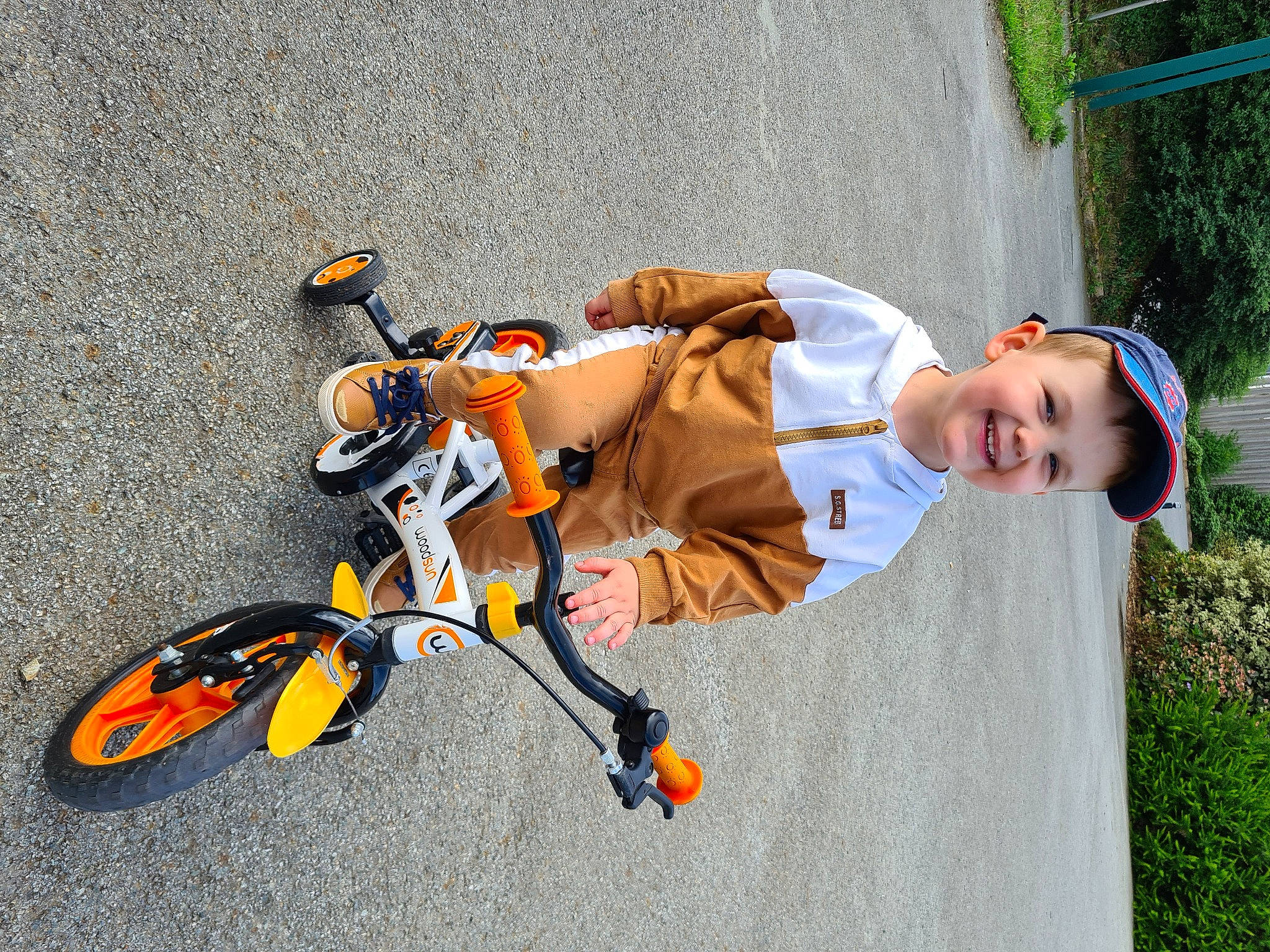 Louka a rejoint le concours — aidez-le/la à gagner de superbes lots ! asphalt, bicycle, bicycle_accessory, bicycle_clothing, bicycle_fork, bicycle_frame, bicycle_handlebar, bicycle_part, bicycle_tire, bicycle_wheel, bicycles_equipment_and_supplies, cycle_sport, cycling, joy, leisure, person, personal_protective_equipment, racing, recreation, tire