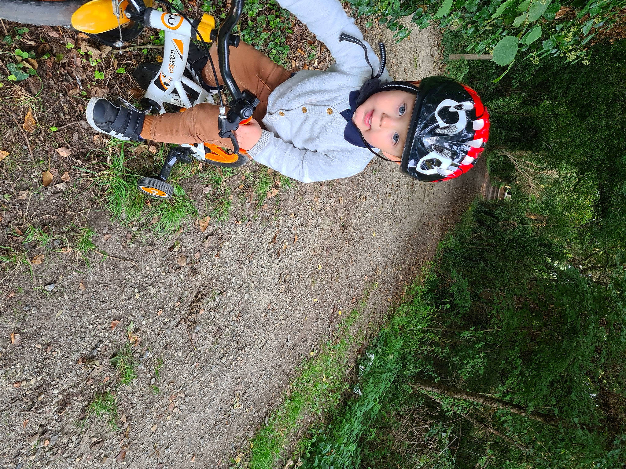 Louka participe au concours pour gagner de l'argent avec cette photo : adventure, bicycle_helmet, carmine, fun, grass, hat, headwear, leisure, people_in_nature, person, personal_protective_equipment, plant, recreation, shoe, sneakers, soil, sports_equipment, sports_gear, thigh, toddler