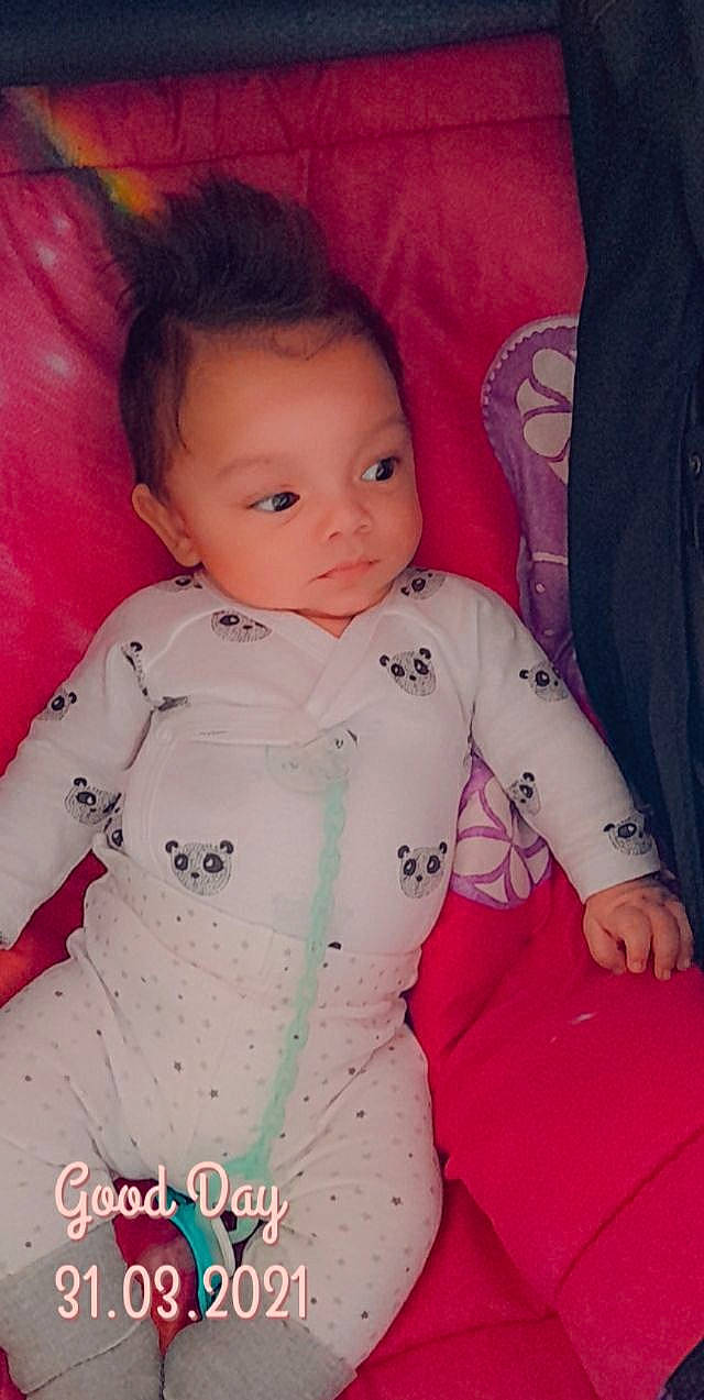 Kevin a rejoint le concours — aidez-le/la à gagner de superbes lots ! arm, baby, baby_toddler_clothing, cheek, comfort, dress, facial_expression, finger, hairstyle, happy, human_body, lip, nose, outerwear, person, pink, product, skin, sleeve, textile