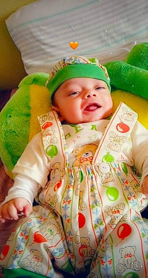 Kevin a rejoint le concours — aidez-le/la à gagner de superbes lots ! baby, baby_safety, baby_toddler_clothing, cap, cheek, child, comfort, eye, grass, green, happy, hat, headgear, headwear, linens, pattern, person, skin, sleeve, smile