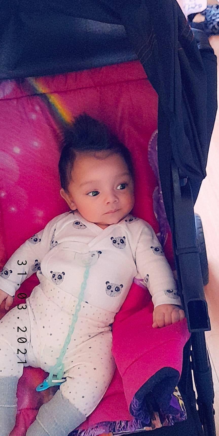 Kevin a rejoint le concours — aidez-le/la à gagner de superbes lots ! arm, baby, baby_toddler_clothing, cheek, chin, cool, eye, eyebrow, facial_expression, hairstyle, happy, head, iris, lip, mouth, nose, person, pink, skin, sleeve