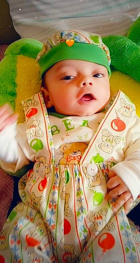 Kevin a rejoint le concours — aidez-le/la à gagner de superbes lots ! baby, baby_products, baby_toddler_clothing, cap, cheek, child, fun, green, happy, hat, headgear, headwear, nose, outerwear, person, photograph, skin, sleeve, t_shirt, textile