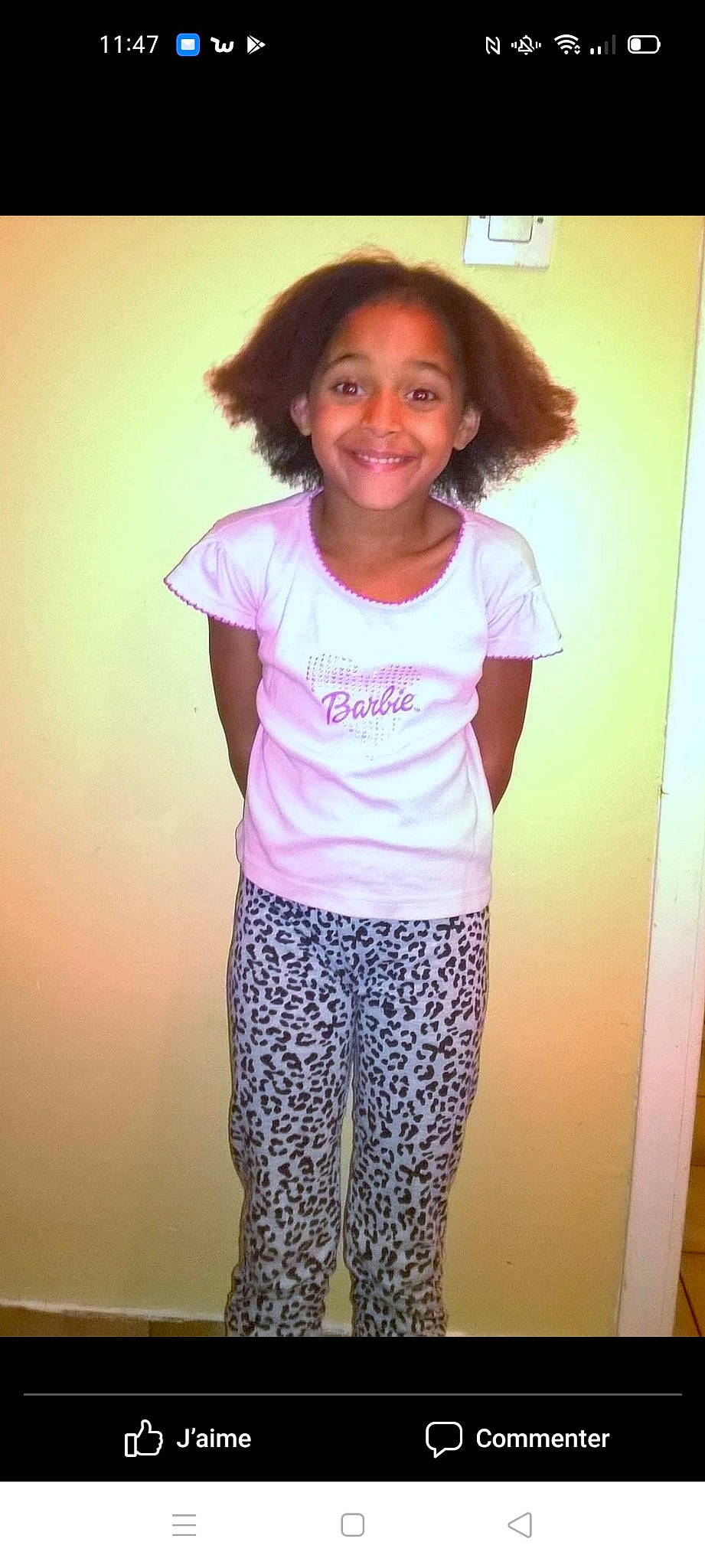 Naya participe au concours pour gagner de l'argent avec cette photo : clothing, joint, joy, leggings, neck, pajamas, person, pink, shoulder, smile, sportswear, standing, t_shirt, tights, trousers, waist