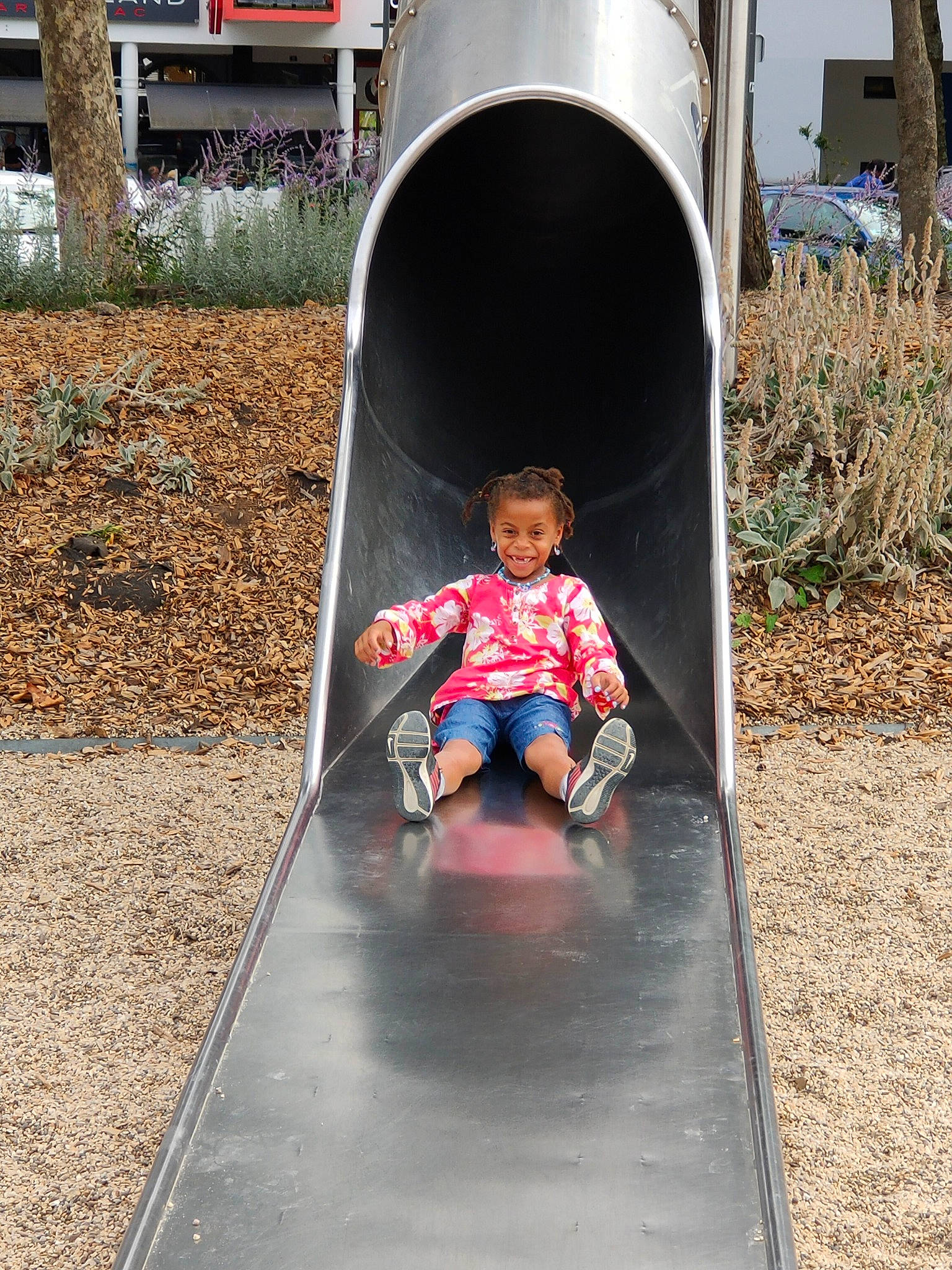 Ina a rejoint le concours — aidez-le/la à gagner de superbes lots ! child, fun, joy, leisure, person, play, playground_slide, public_space, vehicle