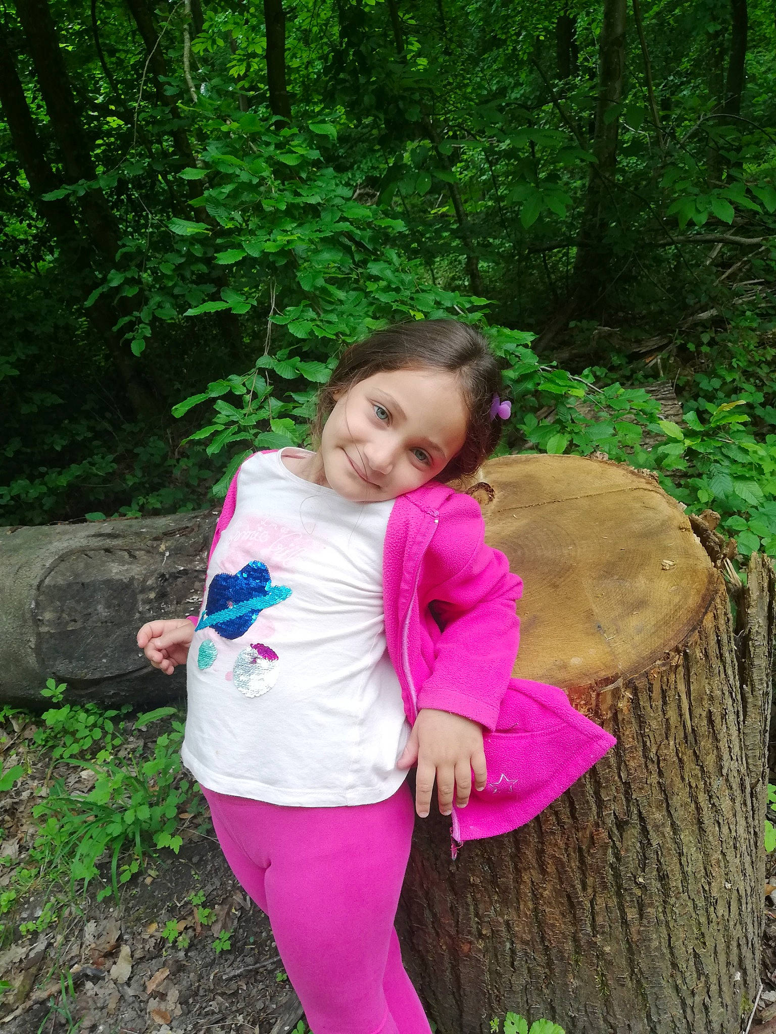 Blanche a rejoint le concours — aidez-le/la à gagner de superbes lots ! child, fawn, forest, green, joy, leisure, magenta, person, pink, plant, smile, terrestrial_plant, tree, trunk, vacation, woodland