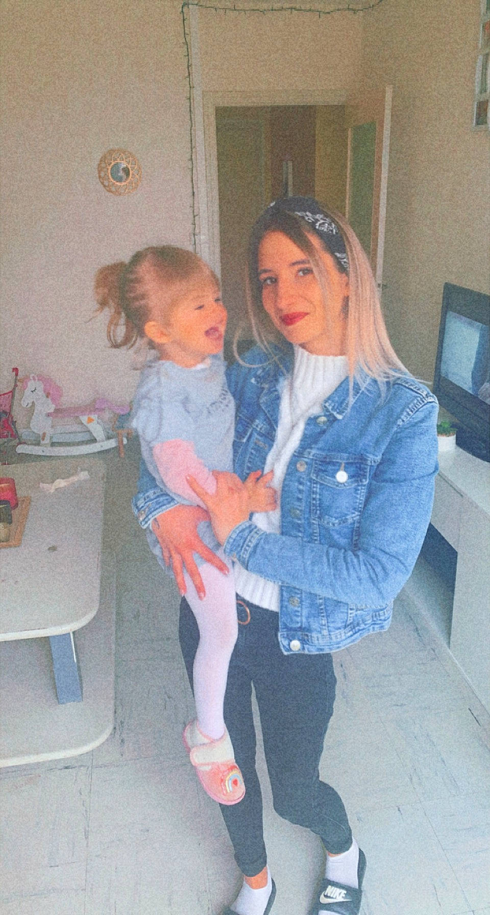 Myah a rejoint le concours — aidez-le/la à gagner de superbes lots ! blond, electric_blue, event, eye, flooring, fun, hairstyle, happy, head, human_leg, interaction, iris, joy, lap, leg, long_hair, mouth, person, shoulder, skin