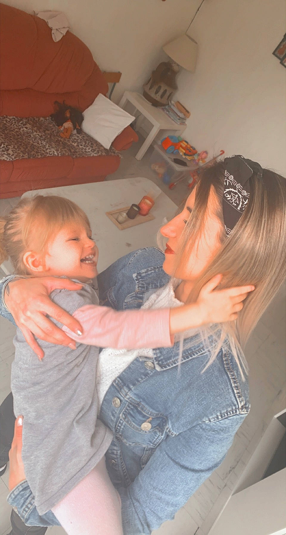 Myah participe au concours pour gagner de l'argent avec cette photo : abdomen, baseball_cap, blond, cap, child, comfort, denim, event, fashion_accessory, fun, happy, joy, lap, mouth, person, room, shorts, shoulder, sitting, t_shirt