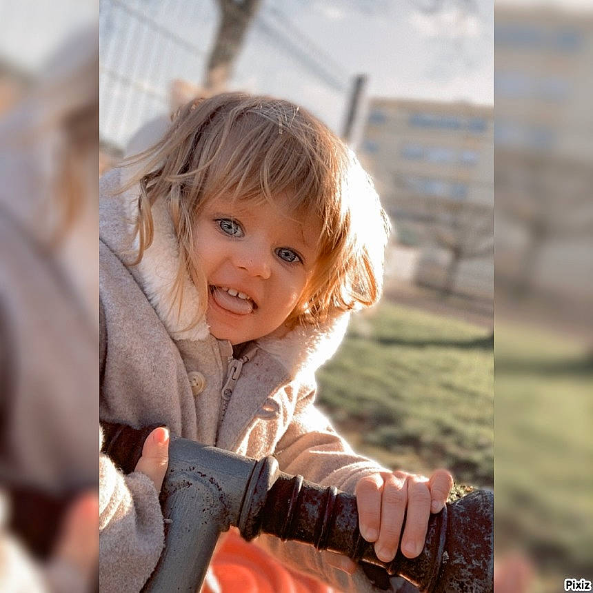 Myah a rejoint le concours — aidez-le/la à gagner de superbes lots ! blond, child, city, flash_photography, fun, gesture, grass, happy, leisure, people_in_nature, person, plant, portrait_photography, recreation, sitting, smile, swing, toddler, vacation, winter