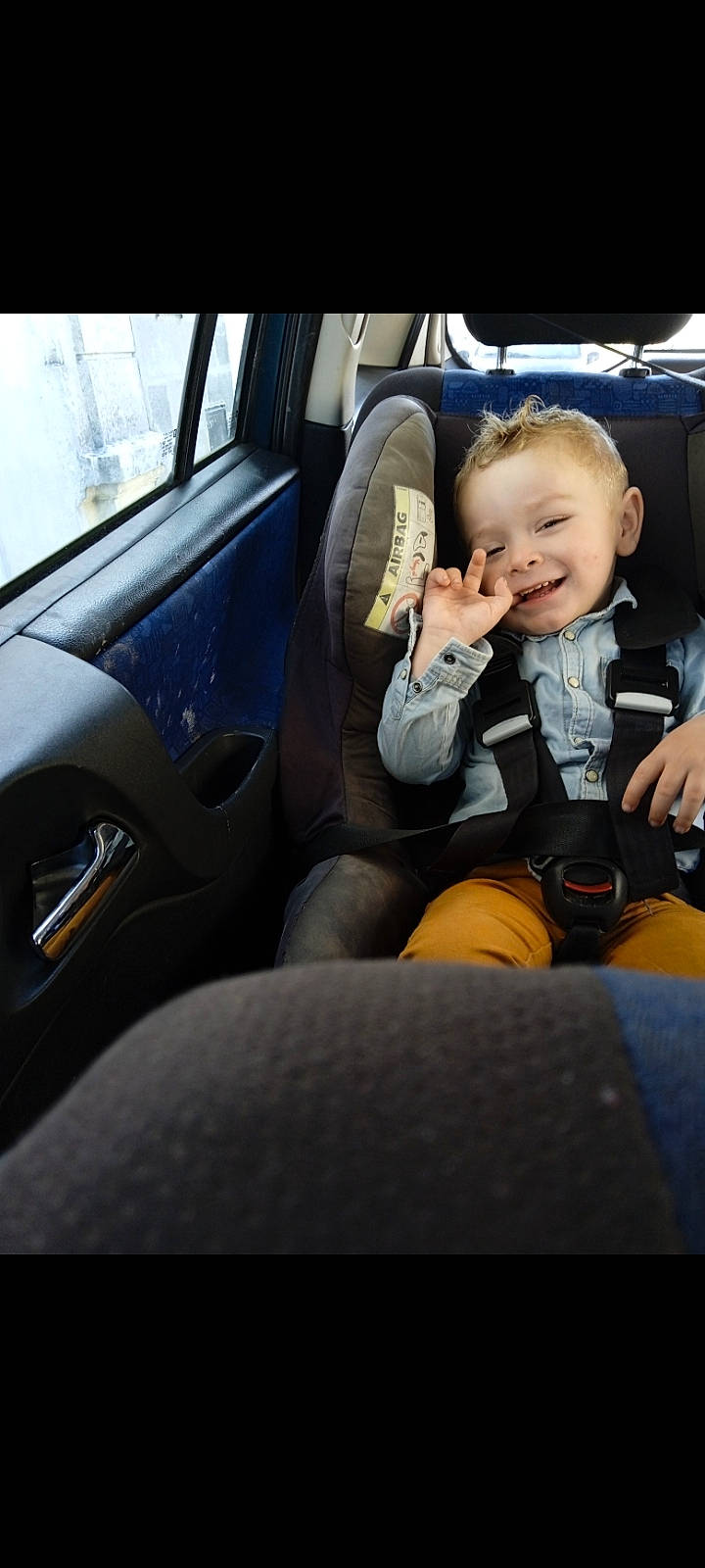 Kaïzen participe au concours pour gagner de l'argent avec cette photo : auto_part, automotive_design, automotive_exterior, baby, car, car_seat, car_seat_cover, comfort, face, head_restraint, joy, motor_vehicle, person, personal_luxury_car, plant, seat_belt, smile, steering_part, steering_wheel, toddler