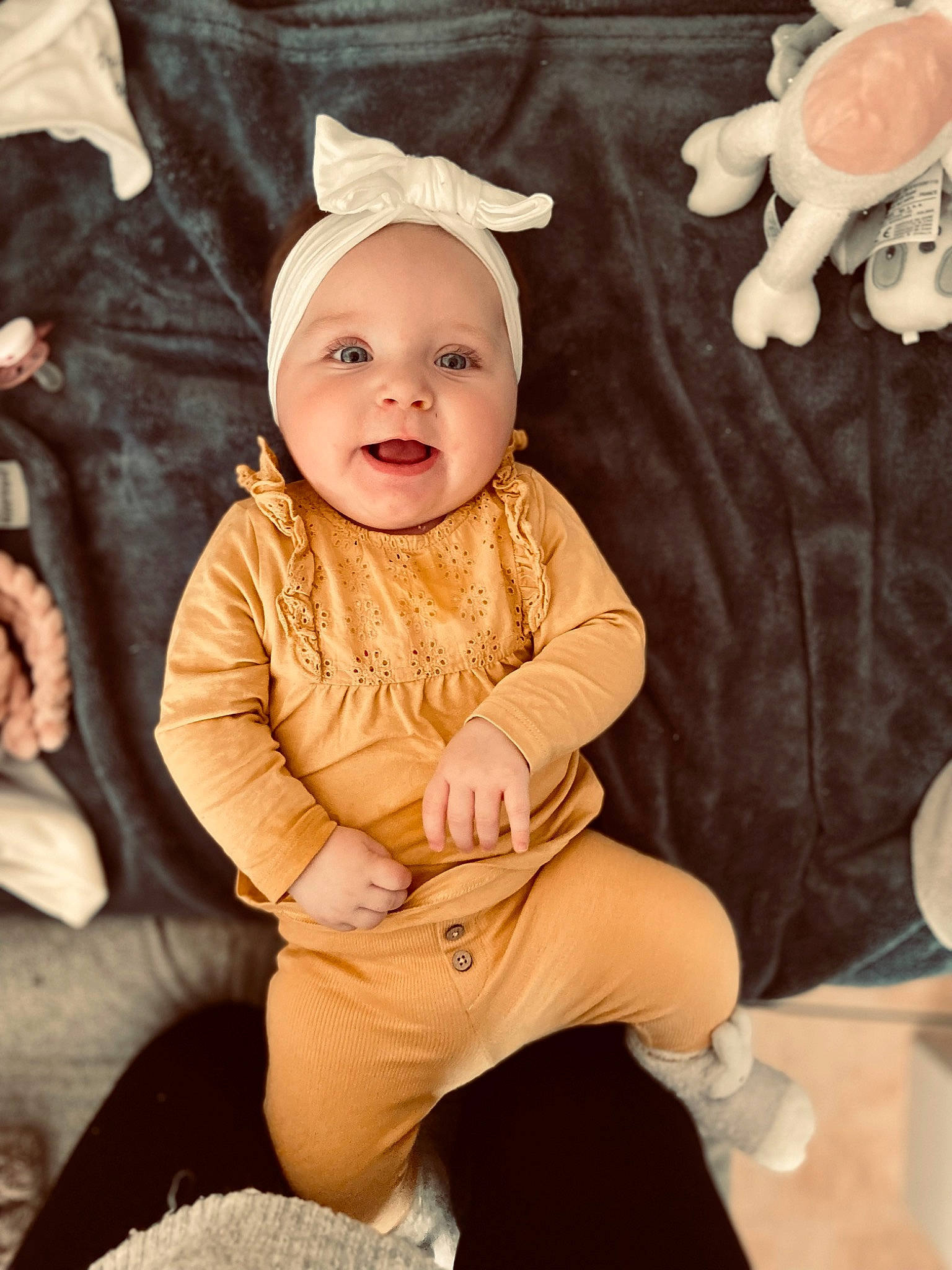 Roxane participe au concours pour gagner de l'argent avec cette photo : baby, baby_products, baby_toddler_clothing, cap, chair, child, comfort, costume_hat, event, fashion_accessory, happy, headwear, person, pink, sitting, skin, sleeve, smile, textile, toddler