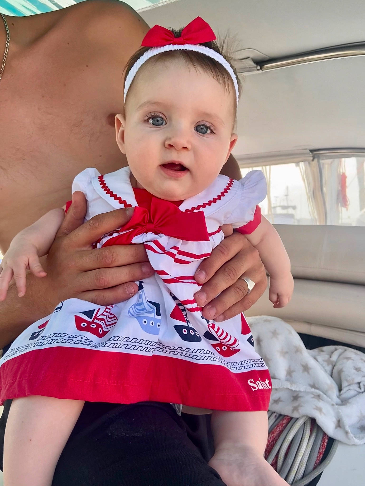 Roxane a rejoint le concours — aidez-le/la à gagner de superbes lots ! baby, baby_toddler_clothing, cheek, face, finger, fun, gesture, happy, leg, lip, neck, person, pink, product, red, skin, sleeve, thigh, thumb, toddler