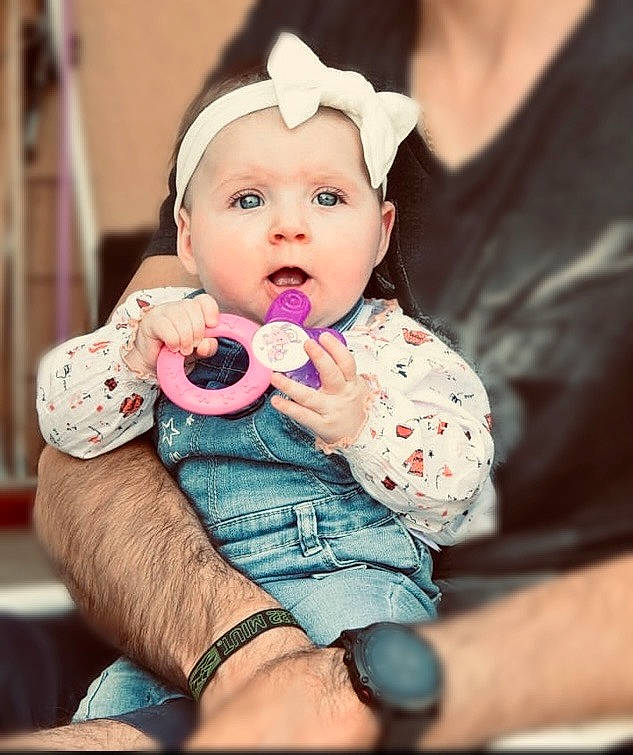 Roxane participe au concours pour gagner de l'argent avec cette photo : baby, baby_toddler_clothing, cheek, comfort, ear, eyelash, finger, flash_photography, fun, gesture, hand, happy, headwear, iris, lip, mouth, nose, person, sitting, skin