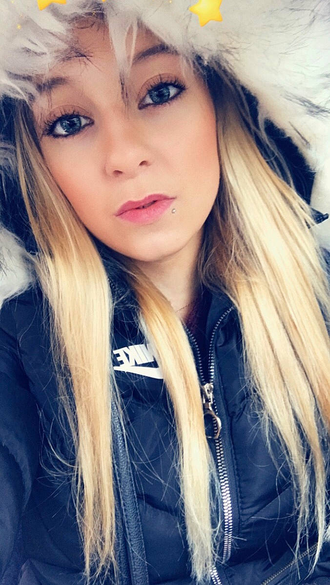 Cynthia participe au concours pour gagner de l'argent avec cette photo : beauty, black_hair, blond, brown_hair, chin, cool, eye, eyebrow, face, forehead, hair, hair_coloring, hairstyle, layered_hair, lip, long_hair, nose, person, photography, selfie