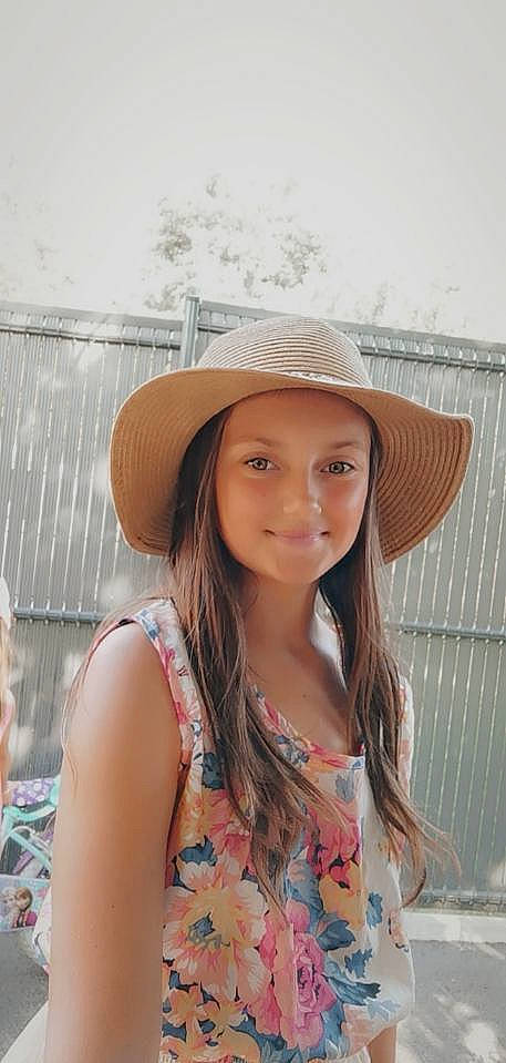 Naomi a rejoint le concours — aidez-le/la à gagner de superbes lots ! beauty, beige, blond, brown_hair, clothing, cool, fashion_accessory, fedora, hair, hat, headgear, headwear, joy, lip, long_hair, person, smile, sun_hat