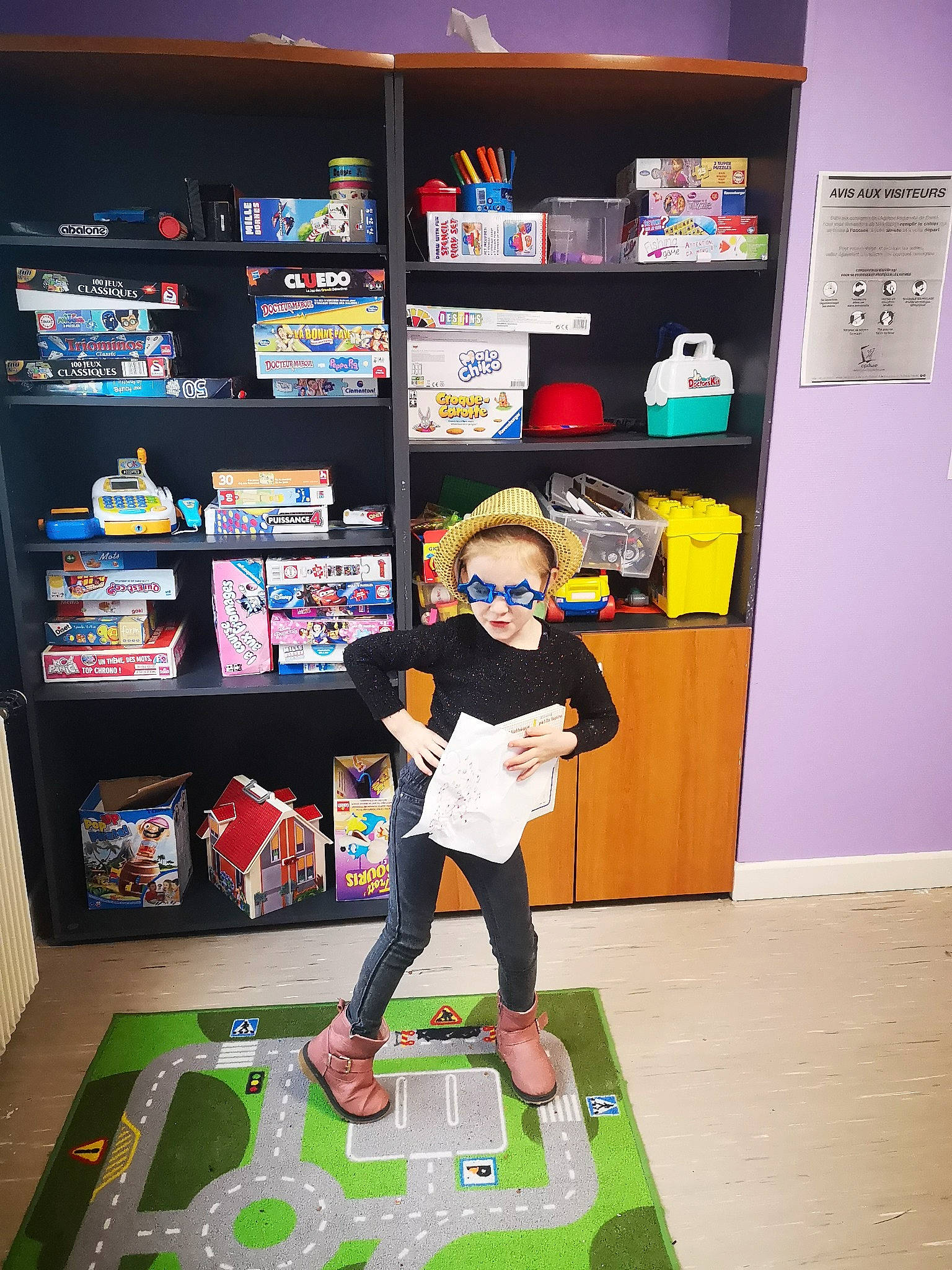 Jade a rejoint le concours — aidez-le/la à gagner de superbes lots ! advertising, animation, bookcase, collection, display_case, fictional_character, flooring, fun, gadget, games, green, machine, person, publication, recreation, retail, room, shelf, shelving, technology