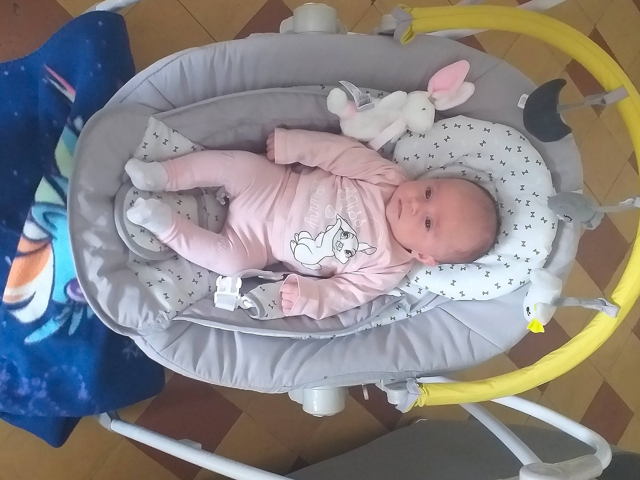 Lysa a rejoint le concours — aidez-le/la à gagner de superbes lots ! baby, baby_carriage, baby_products, baby_safety, baby_toddler_clothing, baby_toys, child, circle, comfort, infant_bed, lap, person, product, room, sitting, sleeve, toddler