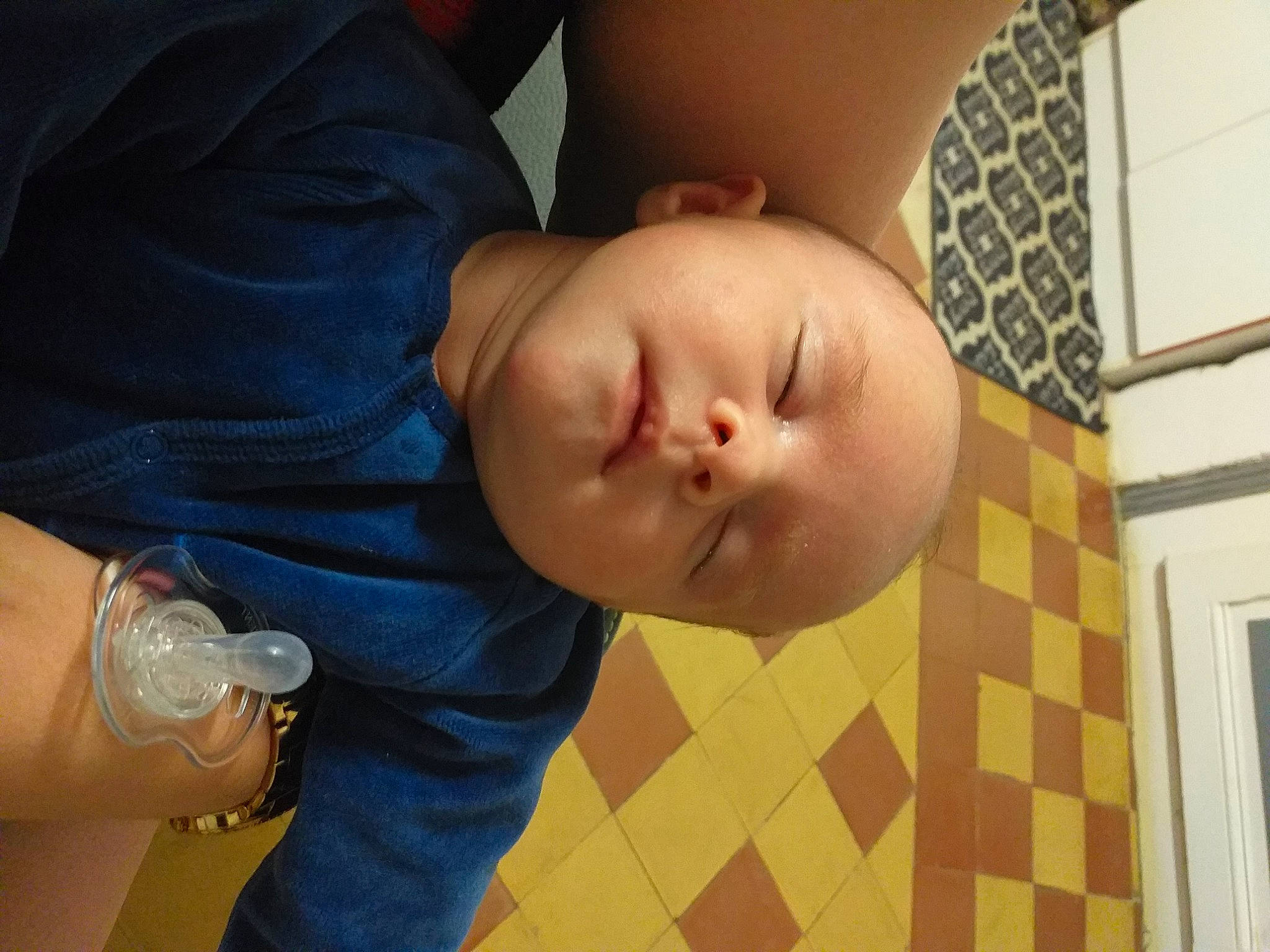 Lysa participe au concours pour gagner de l'argent avec cette photo : arm, baby, baby_toddler_clothing, cheek, child, comfort, elbow, finger, gesture, hand, joint, mammal, mouth, nail, nose, person, product, skin, toddler, vertebrate