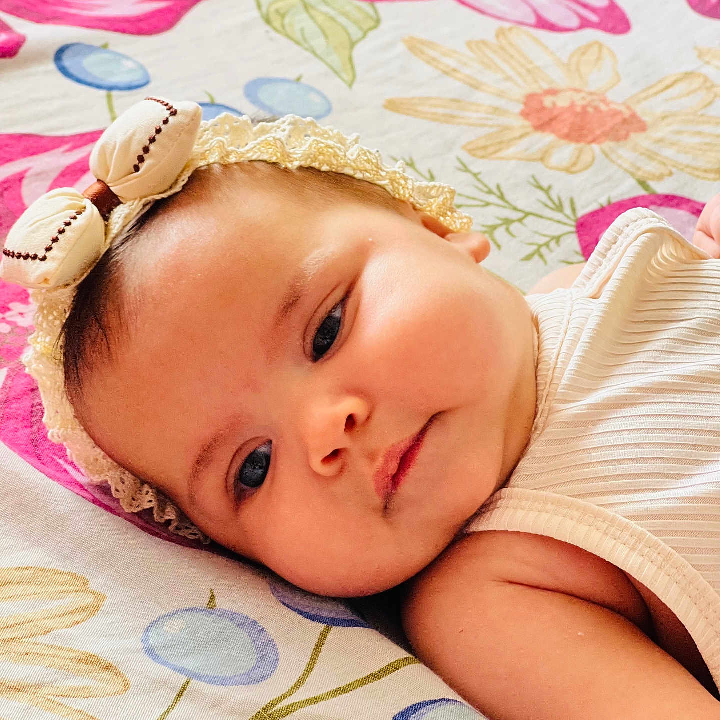Israa a rejoint le concours — aidez-le/la à gagner de superbes lots ! baby, bedspread, bow, child, closeup, cute, face, floral_pattern, headband, indoors, infant, lying_down, peaceful, person, resting, skin, sleepy, soft_lighting, textile, young