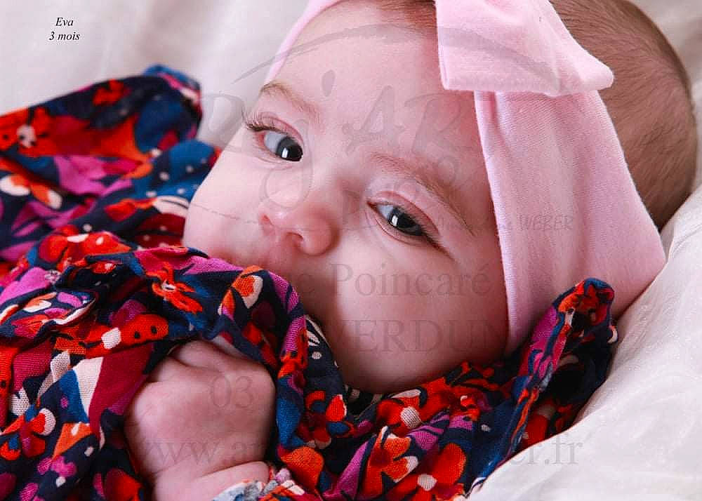 Eva participe au concours pour gagner de l'argent avec cette photo : baby, cheek, comfort, finger, happy, headwear, human_body, iris, lip, mouth, nose, orange, organ, people, people_in_nature, person, photograph, pink, red, skin