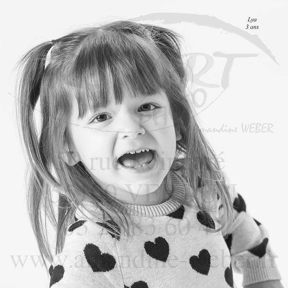 Lya participe au concours pour gagner de l'argent avec cette photo : black, black_and_white, cheek, chin, cool, ear, eyelash, gesture, happy, iris, jaw, lip, mouth, nose, outerwear, person, photograph, sleeve, smile, style