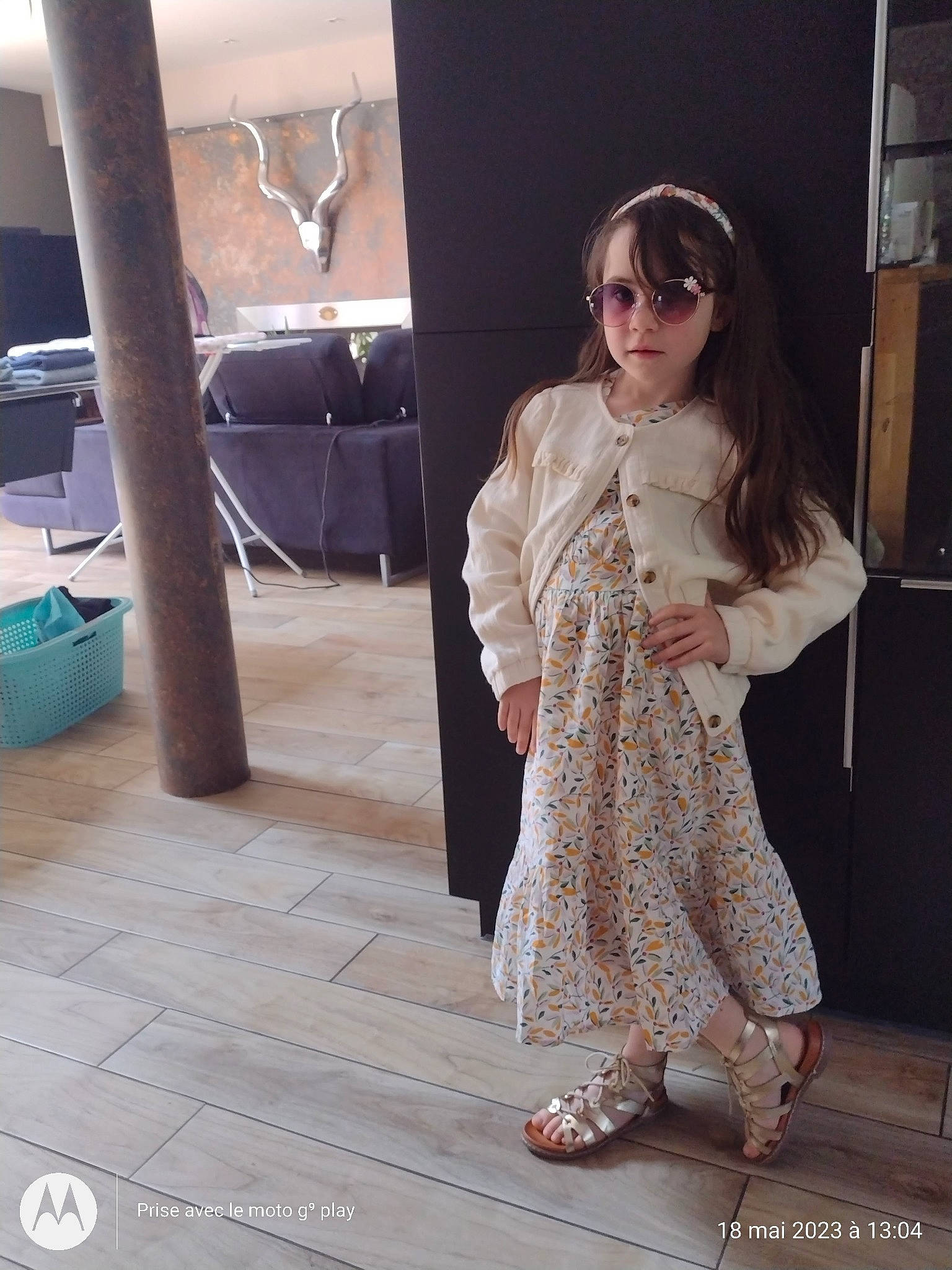 Maëlyne participe au concours pour gagner de l'argent avec cette photo : eyewear, fashion_design, floor, flooring, formal_wear, fur, fur_clothing, glasses, goggles, human_leg, joint, knee, person, shoulder, sleeve, sunglasses, thigh, vintage_clothing, vision_care, waist