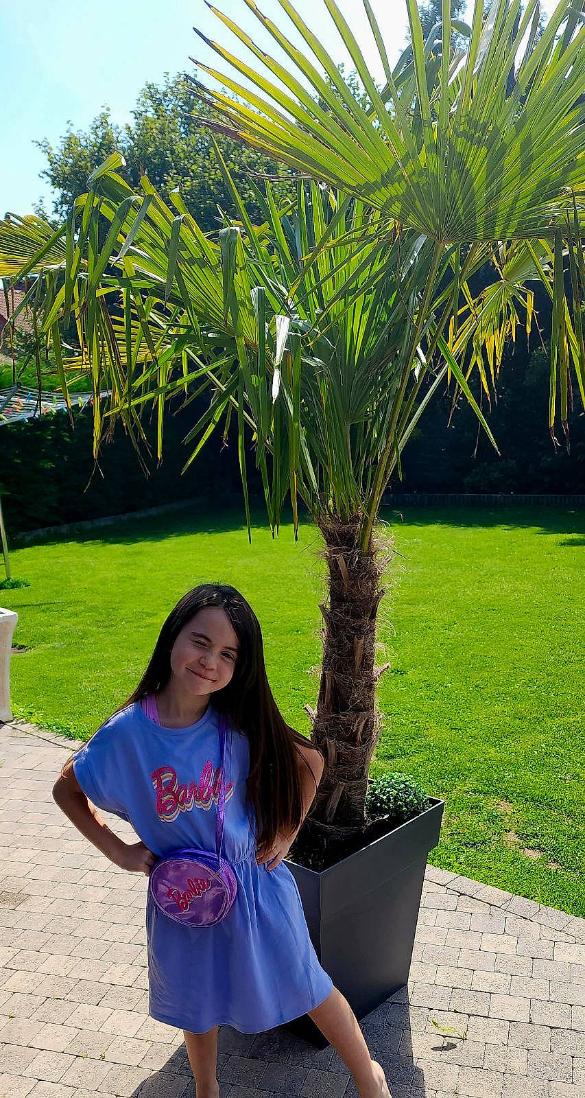 Maëlyne a rejoint le concours — aidez-le/la à gagner de superbes lots ! arecales, botany, fun, grass, grass_family, happy, joy, landscape, leaf, leisure, nature, people_in_nature, person, plant, shade, smile, terrestrial_plant, tints_and_shades, travel, tree