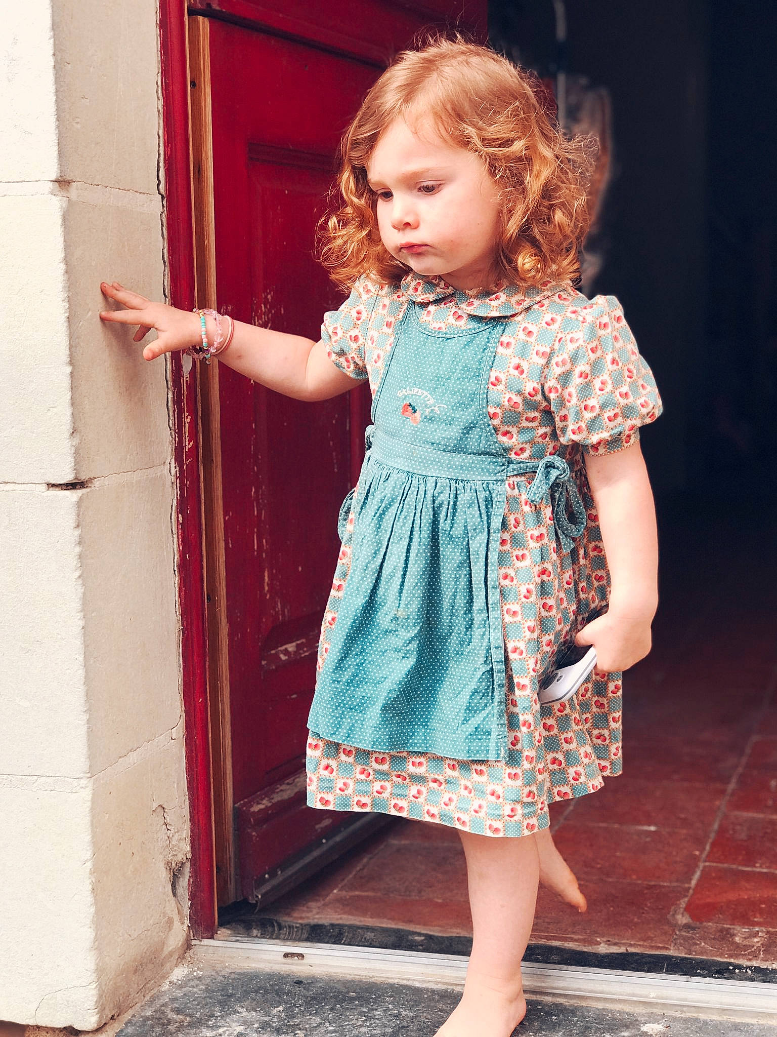 Anastasiya a rejoint le concours — aidez-le/la à gagner de superbes lots ! arm, blue, day_dress, door, dress, fashion_design, hair, joint, neck, one_piece_garment, person, pink, purple, red, shoulder, skin, sleeve, standing, street_fashion, waist