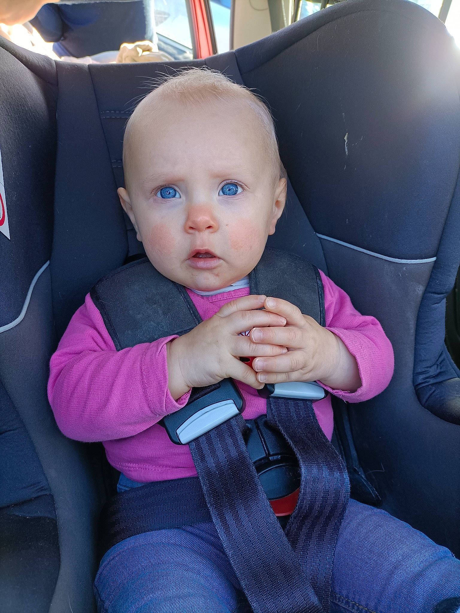 Katariyna participe au concours pour gagner de l'argent avec cette photo : auto_part, automotive_design, baby, baby_products, baby_toddler_clothing, car_seat, car_seat_cover, child, comfort, family_car, finger, head_restraint, motor_vehicle, person, seat_belt, sitting, steering_part, steering_wheel, toddler, vehicle_door