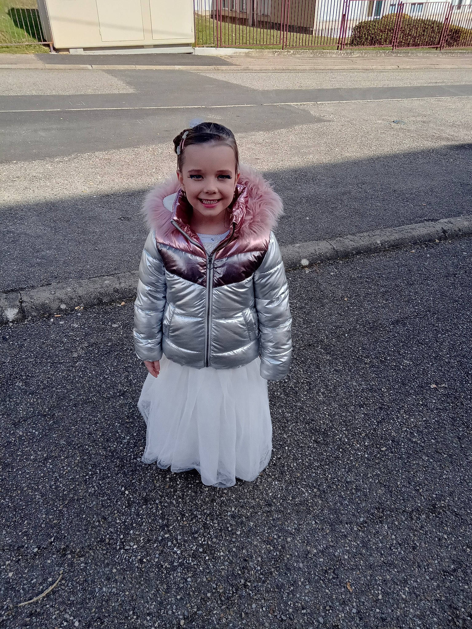 Léana a rejoint le concours — aidez-le/la à gagner de superbes lots ! asphalt, baby_toddler_clothing, dress, eye, face, fun, grass, happy, head, joy, pattern, people_in_nature, person, plant, road, road_surface, sidewalk, smile, tar, toddler