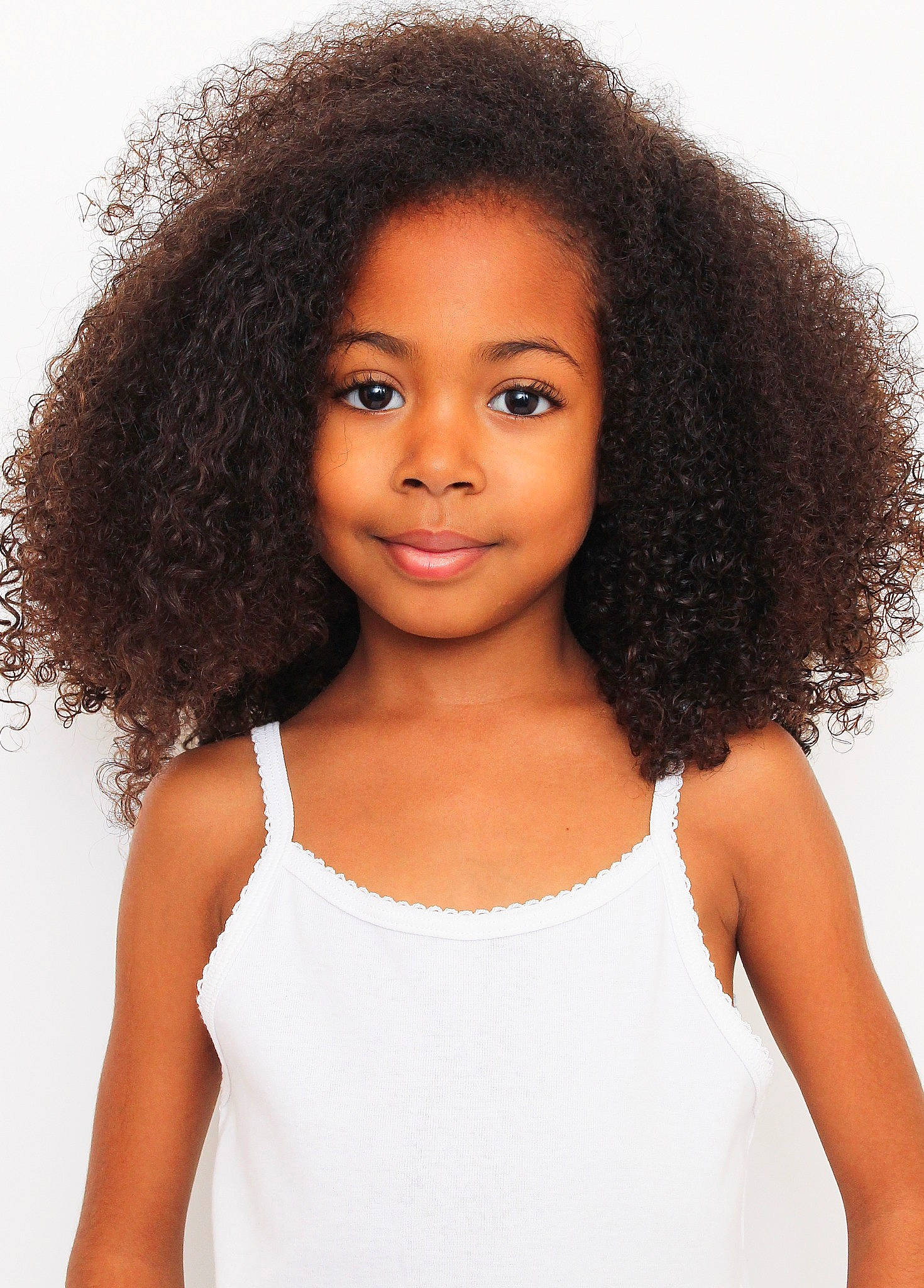 Lévana a rejoint le concours — aidez-le/la à gagner de superbes lots ! black, brown, cheek, chin, eye, eyebrow, eyelash, face, forehead, hair, hairstyle, head, jheri_curl, joy, lip, neck, organ, person, ringlet, skin