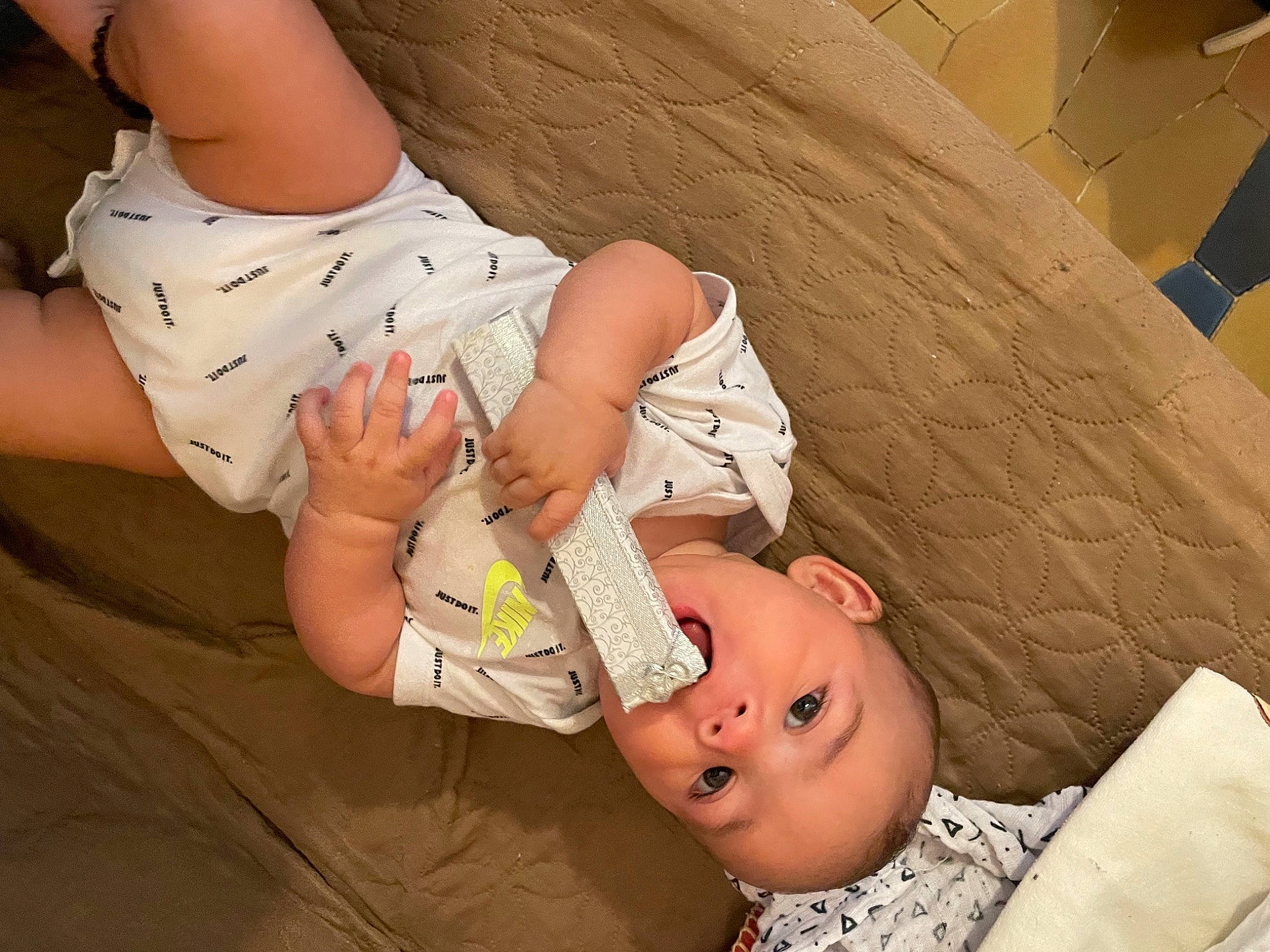 Sahin a rejoint le concours — aidez-le/la à gagner de superbes lots ! baby, baby_toddler_clothing, cheek, child, comfort, elbow, eyelash, finger, gesture, hand, happy, joint, mouth, nail, person, skin, stomach, thigh, thumb, toddler