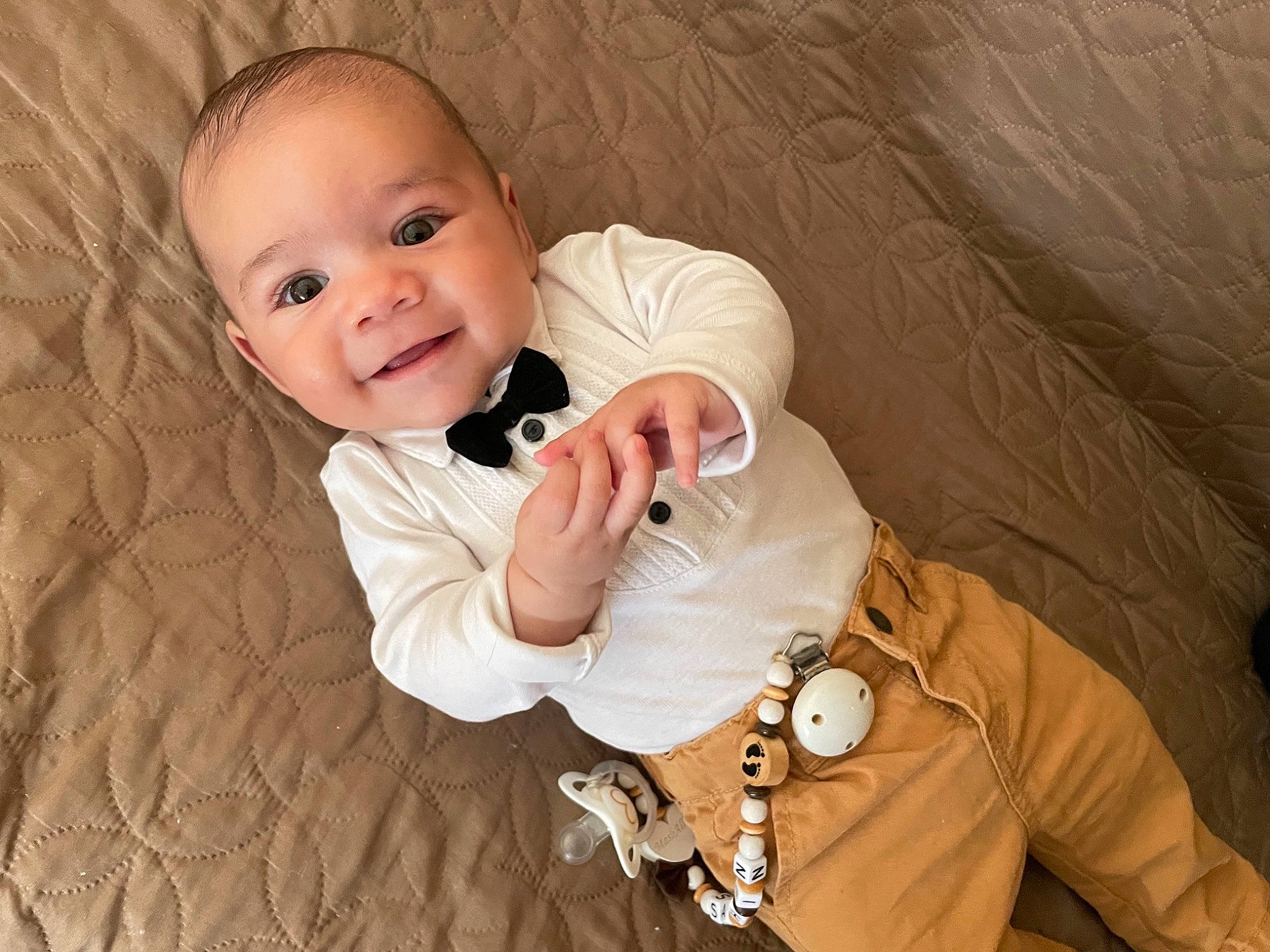 Sahin participe au concours pour gagner de l'argent avec cette photo : baby, baby_toddler_clothing, cheek, collar, comfort, eye, eyebrow, face, finger, gesture, happy, human, iris, joy, mouth, nose, outerwear, person, skin, sleeve