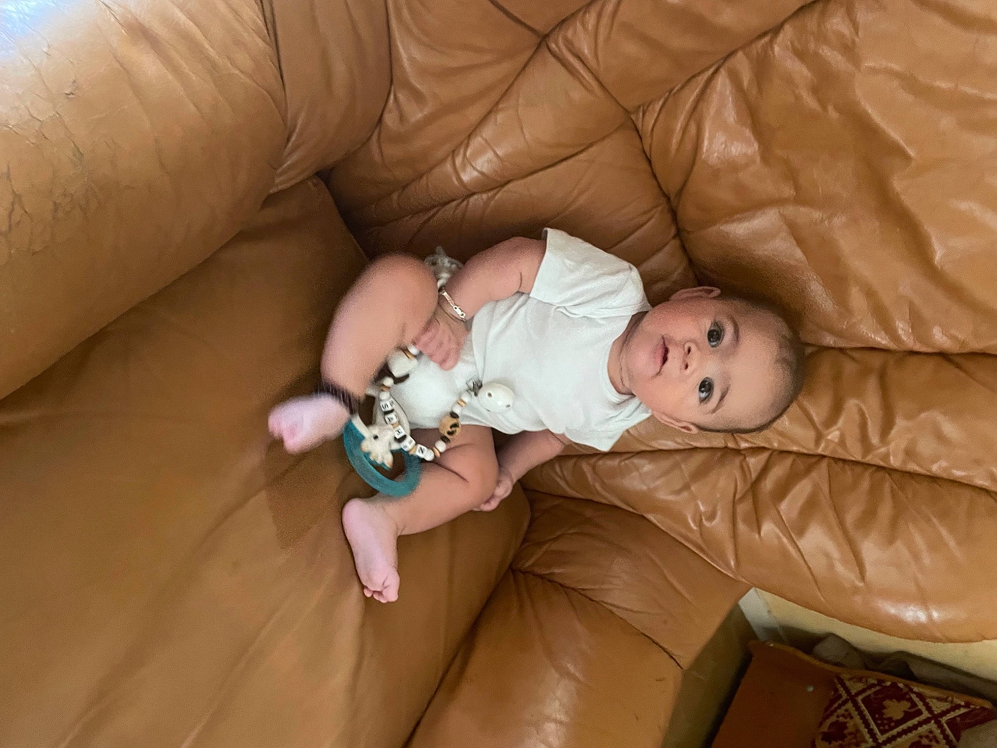 Sahin a rejoint le concours — aidez-le/la à gagner de superbes lots ! baby, baby_products, baby_toddler_clothing, cheek, child, comfort, couch, eye, fawn, finger, flooring, grass, hand, head, linens, person, room, sitting, skin, toddler